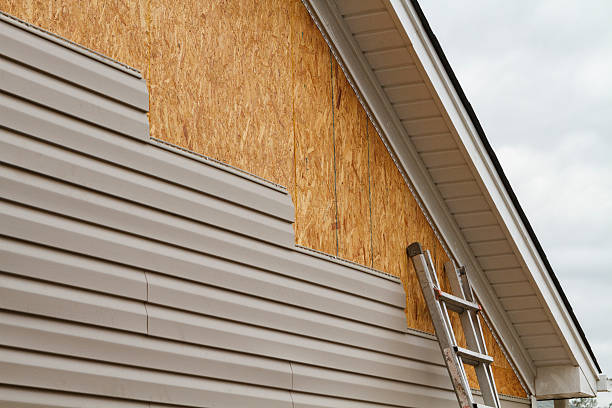 Professional Vinyl Siding technician working in University Place, WA
